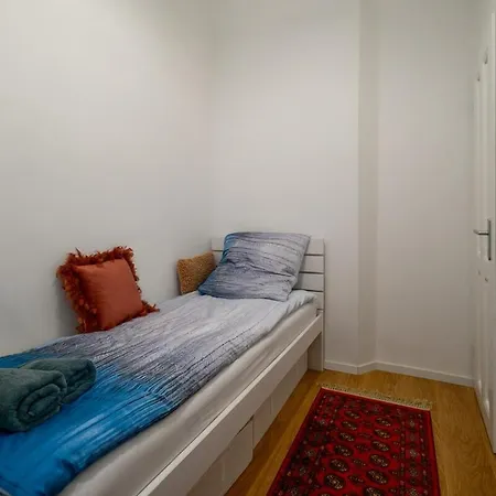 Alice In The Downtown Appartement